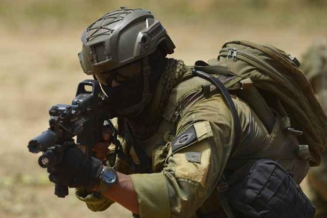 Para o capitão de fragata e fuzileiro naval Francisco Andrade, o treinamento auxilia o militar a respeitar o uso proporcional de força(foto: Ed Alves/CB/D.A Press) Para o capitão de fragata e fuzileiro naval Francisco Andrade, o treinamento auxilia o militar a respeitar o uso proporcional de força(foto: Ed Alves/CB/D.A Press)