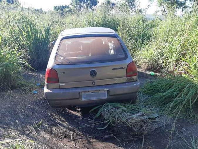 Criminosos vendem peças de motor e pneus para receptadores (foto: Divulgação/PMDF) Criminosos vendem peças de motor e pneus para receptadores (foto: Divulgação/PMDF)