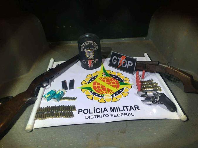No total foram apreendidas três armas de fogo e 129 munições, além de dois carregadores de espingarda(foto: PMDF/Divulgação) No total foram apreendidas três armas de fogo e 129 munições, além de dois carregadores de espingarda(foto: PMDF/Divulgação)