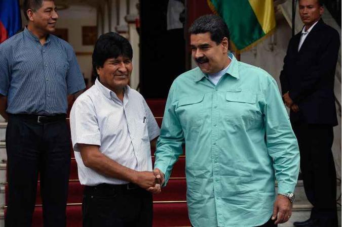 Morales e Maduro se cumprimentam após reunião em Caracas, na Venezuela (foto: Federico Parra/AFP - 15/04/2018) Morales e Maduro se cumprimentam após reunião em Caracas, na Venezuela (foto: Federico Parra/AFP - 15/04/2018)
