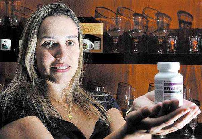 A empresária Renata Nogueira de Lima toma as cápsulas há um ano: perdeu 14kg no período devido ao uso do suplemento(foto: Marcelo Ferreira/CB/D.A Press) A empresária Renata Nogueira de Lima toma as cápsulas há um ano: perdeu 14kg no período devido ao uso do suplemento(foto: Marcelo Ferreira/CB/D.A Press)