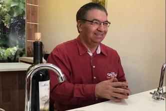 O senhor Wilson é o comendador dos vinhos(foto: Taís Braga/CB/D.A Press ) O senhor Wilson é o comendador dos vinhos(foto: Taís Braga/CB/D.A Press )