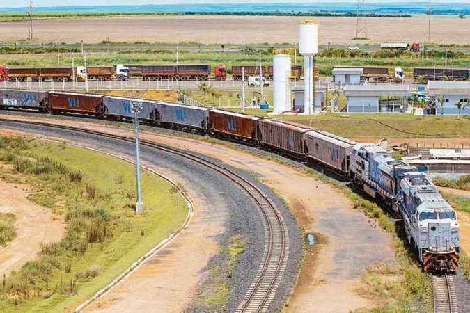 A estimativa de crescimento da safra de grãos no país esbarra na má qualidade das estradas e da pequena malha ferroviária no Brasil(foto: Beto Oliveira/VLI/Divulgação ) A estimativa de crescimento da safra de grãos no país esbarra na má qualidade das estradas e da pequena malha ferroviária no Brasil(foto: Beto Oliveira/VLI/Divulgação )