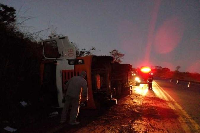 Uma via ficou obstruída durante o socorro (foto: CBMDF/Divulgação) Uma via ficou obstruída durante o socorro (foto: CBMDF/Divulgação)