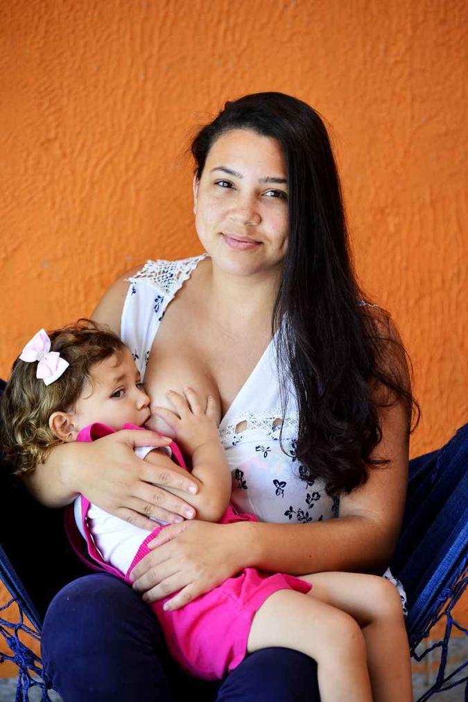 Márcia França sempre dá o peito à filha, Helena, independentemente do local onde esteja(foto: Marcelo Ferreira/CB/D.A Press) Márcia França sempre dá o peito à filha, Helena, independentemente do local onde esteja(foto: Marcelo Ferreira/CB/D.A Press)
