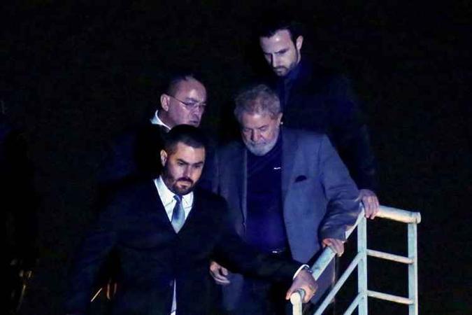 Ex-presidente Lula chega à Polícia Federal de Curitiba para cumprir a pena de 12 anos(foto: AFP / Heuler Andrey ) Ex-presidente Lula chega à Polícia Federal de Curitiba para cumprir a pena de 12 anos(foto: AFP / Heuler Andrey )