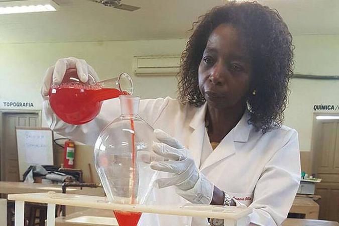Joana D%u2019Arc Félix de Souza, 48, no laboratório da escola (foto: Reprodução/Facebook ) Joana D%u2019Arc Félix de Souza, 48, no laboratório da escola (foto: Reprodução/Facebook )