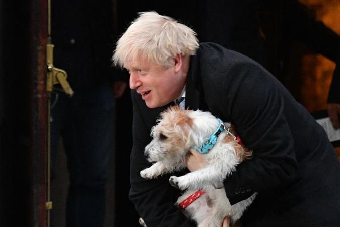 Boris Johnson deixa seção eleitoral, no centro de Londres, segurando o seu cão, Dilyn: licença para levar adiante a separação da União Europeia(foto: Daniel Leal-Olivas/AFP ) Boris Johnson deixa seção eleitoral, no centro de Londres, segurando o seu cão, Dilyn: licença para levar adiante a separação da União Europeia(foto: Daniel Leal-Olivas/AFP )