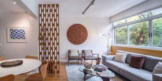 O ambiente da Simmetria Arquitetura, criado por Laura Oliveira, Sérgio Peris e Gustavo Assunção, preserva a ideia do apartamento antigo e retrô da capital. O piso remete ao taco natural, diz Laura, e o mobiliário dá a ideia de um espaço vintage. O ambiente da Simmetria Arquitetura, criado por Laura Oliveira, Sérgio Peris e Gustavo Assunção, preserva a ideia do apartamento antigo e retrô da capital. O piso remete ao taco natural, diz Laura, e o mobiliário dá a ideia de um espaço vintage.