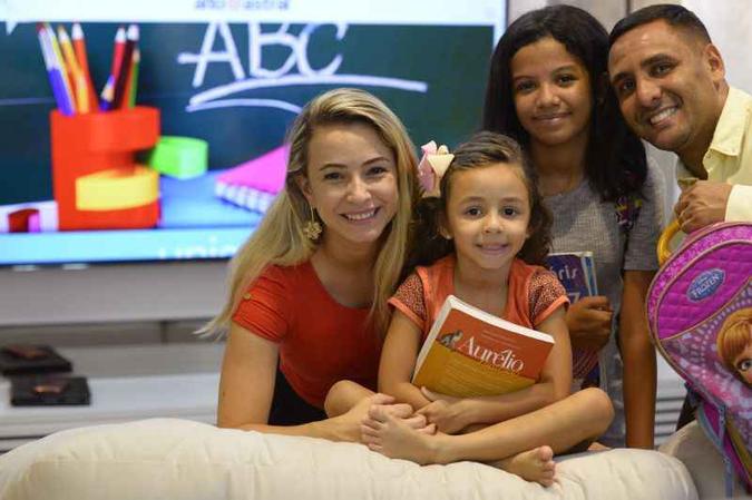 Silmaria e Ailson com as filhas Isabella e Mariana. O casal traça planos com antecedência para evitar dor de cabeça com o orçamento(foto: Carlos Vieira/CB/D.A Press) Silmaria e Ailson com as filhas Isabella e Mariana. O casal traça planos com antecedência para evitar dor de cabeça com o orçamento(foto: Carlos Vieira/CB/D.A Press)