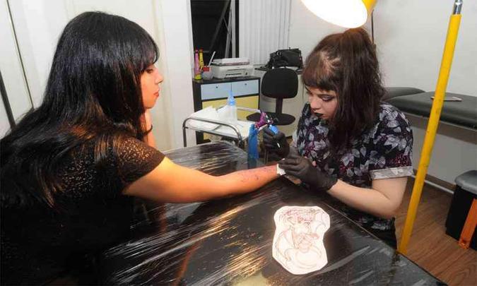A tatuadora Manoela e Kelly durante sessão que permitiu substituir marcas de cortes por desenho dentro do projeto 'Meu Recomeço' (foto: Juarez Rodrigues/EM/D.A Press ) A tatuadora Manoela e Kelly durante sessão que permitiu substituir marcas de cortes por desenho dentro do projeto 'Meu Recomeço' (foto: Juarez Rodrigues/EM/D.A Press )