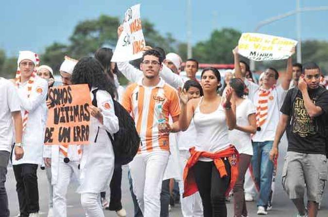 No fim de março, vestibulandos da Escs foram à rua protestar contra os equívocos do Cespe(foto: Breno Fortes/CB/D.A Press) No fim de março, vestibulandos da Escs foram à rua protestar contra os equívocos do Cespe(foto: Breno Fortes/CB/D.A Press)