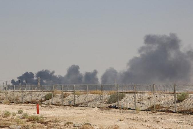 Fumaça é vista na refinaria de Abqaiq, um dos alvos do ataque com drones(foto: AFP) Fumaça é vista na refinaria de Abqaiq, um dos alvos do ataque com drones(foto: AFP)