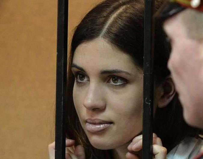 Nadezhda Tolokonnikova, de pé na gaiola do réu em um tribunal na cidade de Zubova Polyana, na República da Mordóvia(foto: MAKSIM BLINOV/AFP PHOTO 26/4/2013) Nadezhda Tolokonnikova, de pé na gaiola do réu em um tribunal na cidade de Zubova Polyana, na República da Mordóvia(foto: MAKSIM BLINOV/AFP PHOTO 26/4/2013)