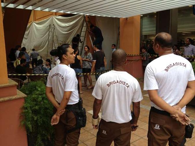 O local do crime foi isolado, mas o shopping continuou funcionando(foto: Renato Alves/CB/D.A Press) O local do crime foi isolado, mas o shopping continuou funcionando(foto: Renato Alves/CB/D.A Press)