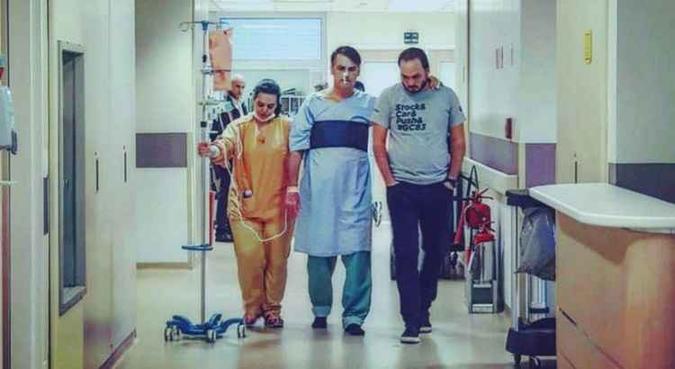 Candidato a presidência da República Jair Bolsonaro caminha no hospital em que esta internado em São Paulo(foto: Jair Bolsonaro/Facebook) Candidato a presidência da República Jair Bolsonaro caminha no hospital em que esta internado em São Paulo(foto: Jair Bolsonaro/Facebook)