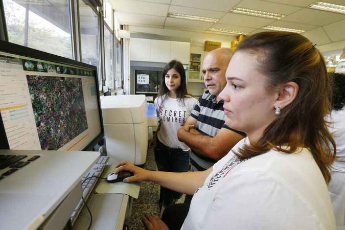 Lucio Freitas-Junior e equipe usaram a tecnologia de reposicionamento de fármacos para testar 1.280 moléculas: método pode reduzir em três anos o tempo de criação de um medicamento(foto: Marcos Santos/USP Imagens) Lucio Freitas-Junior e equipe usaram a tecnologia de reposicionamento de fármacos para testar 1.280 moléculas: método pode reduzir em três anos o tempo de criação de um medicamento(foto: Marcos Santos/USP Imagens)