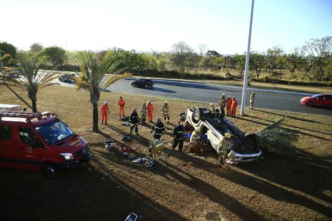 Acidente ocorreu pela manhã, motorista ficou inconsciente(foto: CBMDF/Divulgação) Acidente ocorreu pela manhã, motorista ficou inconsciente(foto: CBMDF/Divulgação)