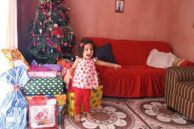 Helena Fagundes, 3, acompanhou a mãe na entrega de presentes a crianças de uma creche.(foto: Arquivo pessoal) Helena Fagundes, 3, acompanhou a mãe na entrega de presentes a crianças de uma creche.(foto: Arquivo pessoal)