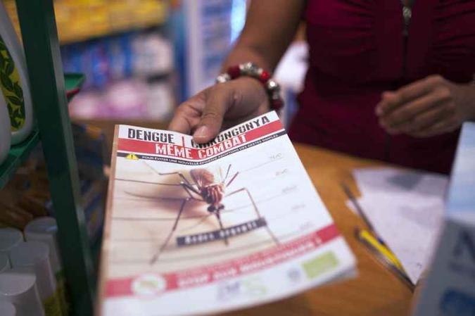 A falta de vacinas faz com que o combate ao vírus transmitido pelo Aedes aegypti ocorra apenas com medidas de prevenção (foto: AFP PHOTO / NICOLAS DERNE ) A falta de vacinas faz com que o combate ao vírus transmitido pelo Aedes aegypti ocorra apenas com medidas de prevenção (foto: AFP PHOTO / NICOLAS DERNE )