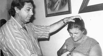 Durante atendimento, em 1987: perseguido por entidades médicas(foto: Adauto Cruz/CB/D.A Press) Durante atendimento, em 1987: perseguido por entidades médicas(foto: Adauto Cruz/CB/D.A Press)
