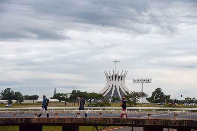 A umidade relativa do ar varia de 95 e 50% nesta sexta-feira (26/1)(foto: Ed Alves/CB/D.A Press) A umidade relativa do ar varia de 95 e 50% nesta sexta-feira (26/1)(foto: Ed Alves/CB/D.A Press)