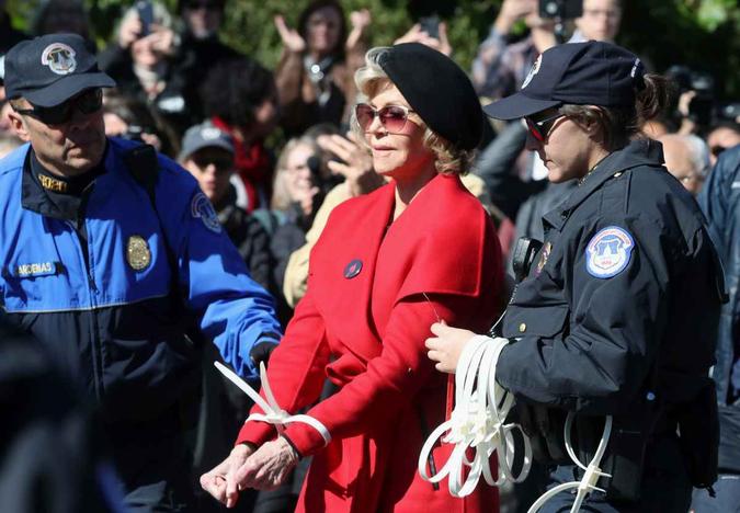 Jane Fonda é presa em protesto em prol do meio ambiente(foto: Mark Wilson/ AFP) Jane Fonda é presa em protesto em prol do meio ambiente(foto: Mark Wilson/ AFP)
