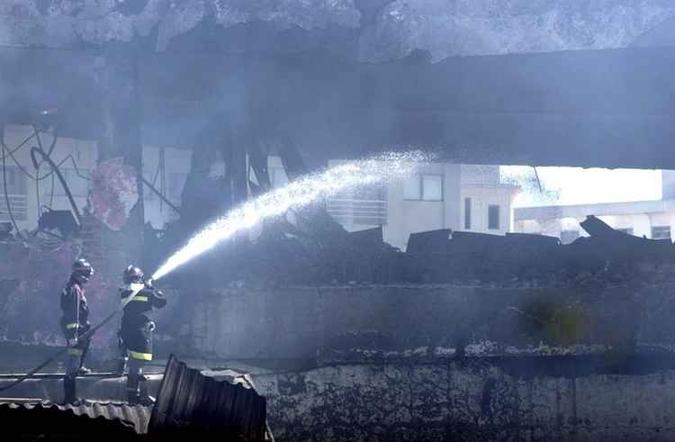 Prédio atingido por avião da TAM, que explodiu após o choque, matando 199 pessoas, em 2007: novo aditivo pode minimizar danos de acidentes como esse(foto: Iano Andrade/CB/D.A. Press/D.A Press) Prédio atingido por avião da TAM, que explodiu após o choque, matando 199 pessoas, em 2007: novo aditivo pode minimizar danos de acidentes como esse(foto: Iano Andrade/CB/D.A. Press/D.A Press)