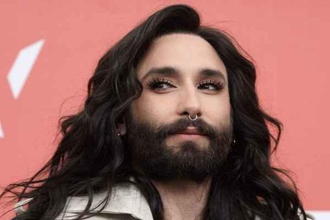 Conchita Wurst convive com o vírus há muitos anos e afirmou que está muito bem de saúde(foto: AFP/JOE KLAMAR) Conchita Wurst convive com o vírus há muitos anos e afirmou que está muito bem de saúde(foto: AFP/JOE KLAMAR)
