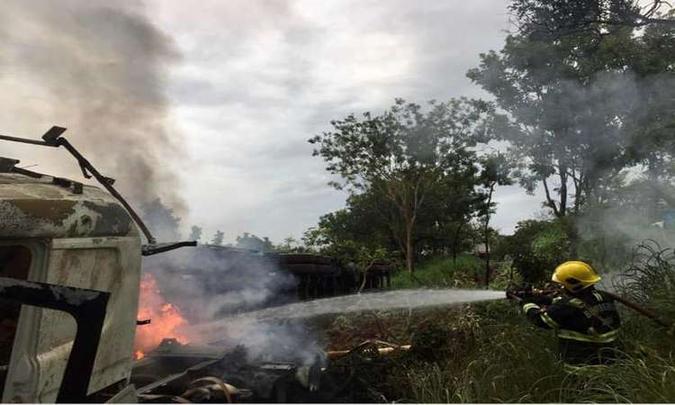 Segundo o Corpo de Bombeiros de Goiás, testemunhas disseram que a mulher entrou na contramão e bateu de frente com uma carreta(foto: Divulgação/CBMGO) Segundo o Corpo de Bombeiros de Goiás, testemunhas disseram que a mulher entrou na contramão e bateu de frente com uma carreta(foto: Divulgação/CBMGO)