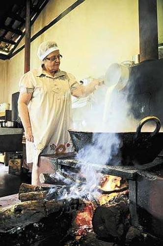 Telma Machado, da quarta geração de donos da Babilônia: tradições culinárias de Goiás do século 19(foto: Monique Renne/CB/D.A Press) Telma Machado, da quarta geração de donos da Babilônia: tradições culinárias de Goiás do século 19(foto: Monique Renne/CB/D.A Press)