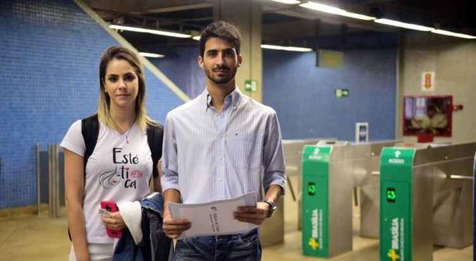 O casal Rafael Soares e Aline Cavalcanti precisou mudar a rotina por conta da greve(foto: Antônio Cunha/CB/D.A. Press) O casal Rafael Soares e Aline Cavalcanti precisou mudar a rotina por conta da greve(foto: Antônio Cunha/CB/D.A. Press)