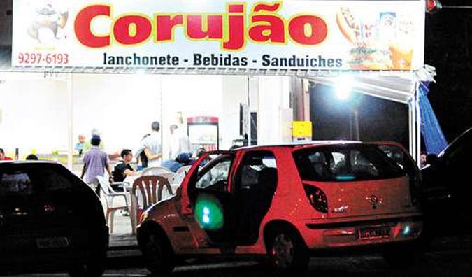 ...e segue pela BR-020, até parar em uma lanchonete, na Quadra 2 de Sobradinho. No total, roda 20km sem que seja parado pela fiscalização(foto: Daniel Ferreira/CB/D.A Press) ...e segue pela BR-020, até parar em uma lanchonete, na Quadra 2 de Sobradinho. No total, roda 20km sem que seja parado pela fiscalização(foto: Daniel Ferreira/CB/D.A Press)