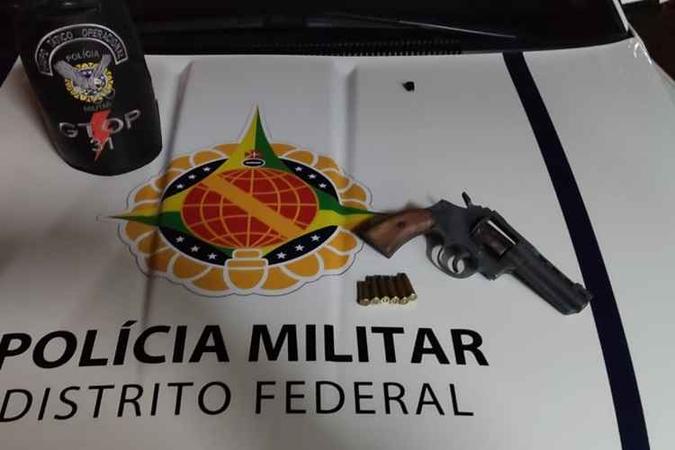 Segundo a Polícia Militar, bala ficou presa no cano do revólver e, por isso, o tiro falhou(foto: PMDF / Dilvulgação) Segundo a Polícia Militar, bala ficou presa no cano do revólver e, por isso, o tiro falhou(foto: PMDF / Dilvulgação)