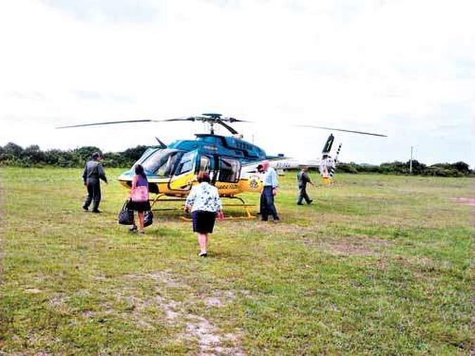 A ministra (de costas) embarca no helicóptero em Laguna (SC)(foto: Reprodução) A ministra (de costas) embarca no helicóptero em Laguna (SC)(foto: Reprodução)