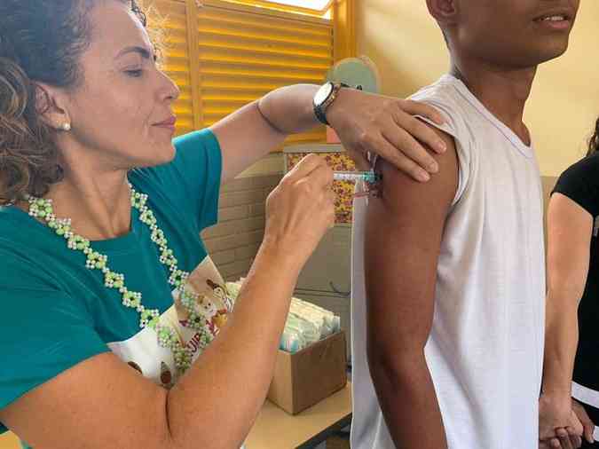 Até o início da tarde, 50 pessoas receberam a vacina no Ced 7. Ao todo, 100 doses foram levadas ao local para imunizar os alunos, professores e funcionários(foto: Fabíola Testi/CB/D.A Press)