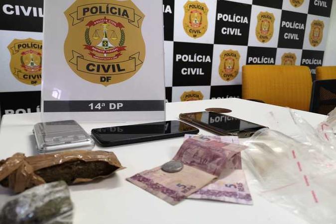 O suspeito foi autuado pelos crimes de tráfico de drogas e receptação (foto: PCDF/Divulgação ) O suspeito foi autuado pelos crimes de tráfico de drogas e receptação (foto: PCDF/Divulgação )