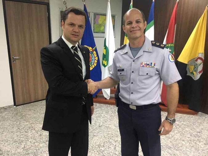 O secretário de Segurança Pública, Anderson Torres, cumprimenta o novo comandante: busca por nome mais alinhado ao governo Ibaneis(foto: Secretaria de Segurança Pública/Divulgação) O secretário de Segurança Pública, Anderson Torres, cumprimenta o novo comandante: busca por nome mais alinhado ao governo Ibaneis(foto: Secretaria de Segurança Pública/Divulgação)