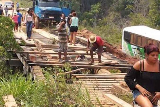 Próprios moradores tentam recuperar uma ponte em um trecho da rodovia BR-319, que liga Manaus a Porto Velho(foto: Movimento BR - 319/Divulgação) Próprios moradores tentam recuperar uma ponte em um trecho da rodovia BR-319, que liga Manaus a Porto Velho(foto: Movimento BR - 319/Divulgação)