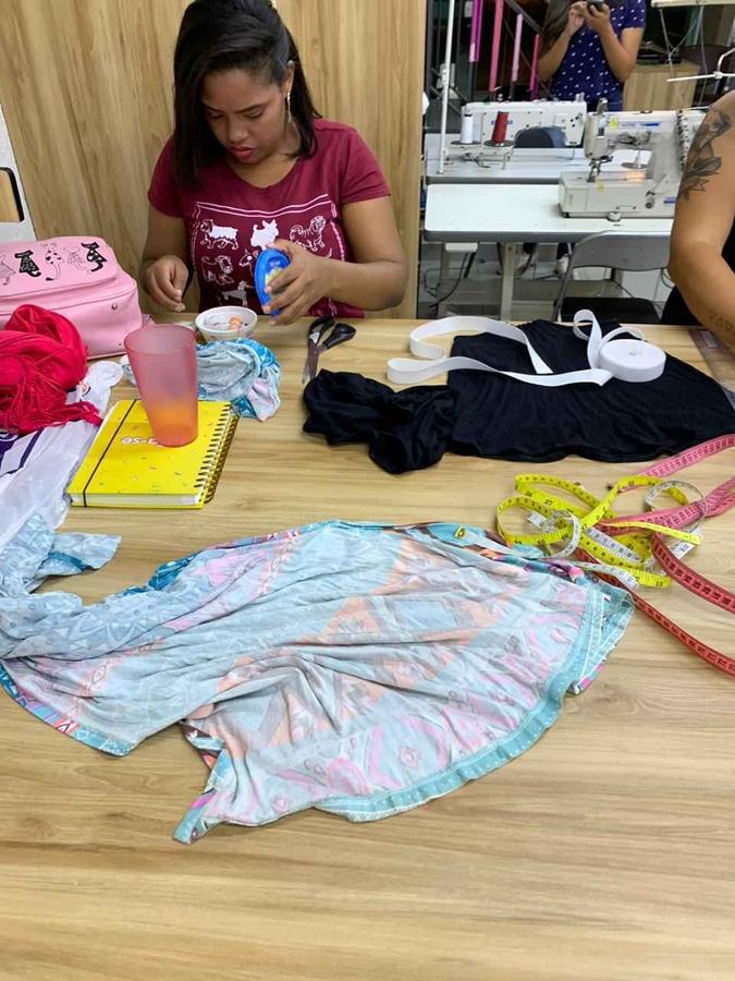 Oficina Upcycling ministrada na quarta-feira, 24 de abril, no Tesourinhas Cursos (Águas Claras) por Ana Luiza Olivete e Romilda Gomes(foto: Divulgação/Fashion Revolution) Oficina Upcycling ministrada na quarta-feira, 24 de abril, no Tesourinhas Cursos (Águas Claras) por Ana Luiza Olivete e Romilda Gomes(foto: Divulgação/Fashion Revolution)