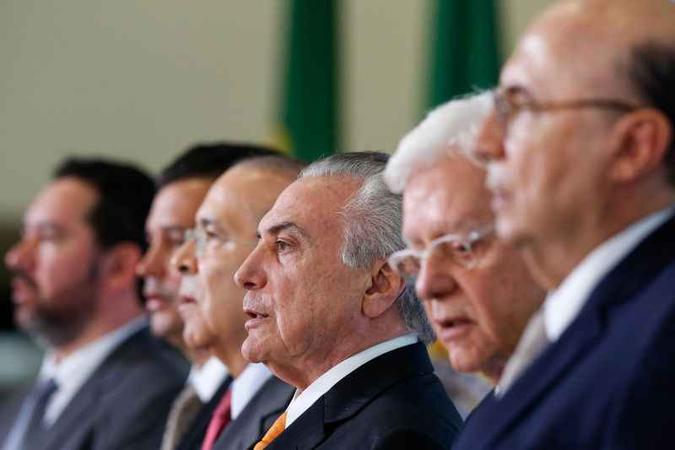 Temer com os ministros: previsão de investimentos de R$ 130 bilhões até o final do próximo ano(foto: Alan Santos/PR) Temer com os ministros: previsão de investimentos de R$ 130 bilhões até o final do próximo ano(foto: Alan Santos/PR)