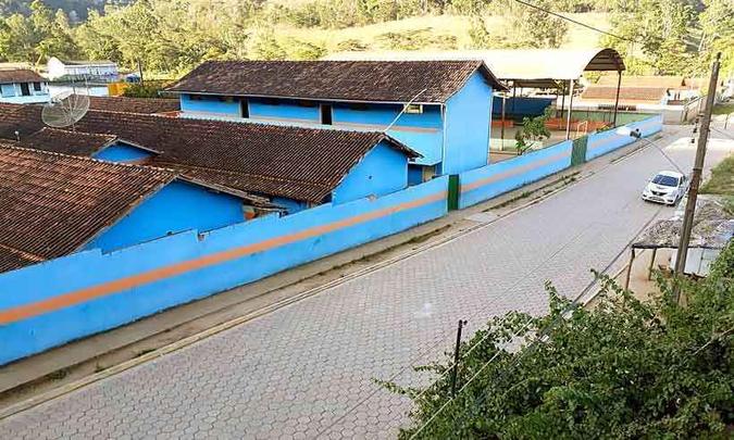 Escola estadual em distrito de 2 mil habitantes no município de caraí, em Minas, foi alvo do ataque. Na sala que agressor tentou invadir ficaram as marcas da violência(foto: Primitivo Moreira/Divulgação) Escola estadual em distrito de 2 mil habitantes no município de caraí, em Minas, foi alvo do ataque. Na sala que agressor tentou invadir ficaram as marcas da violência(foto: Primitivo Moreira/Divulgação)
