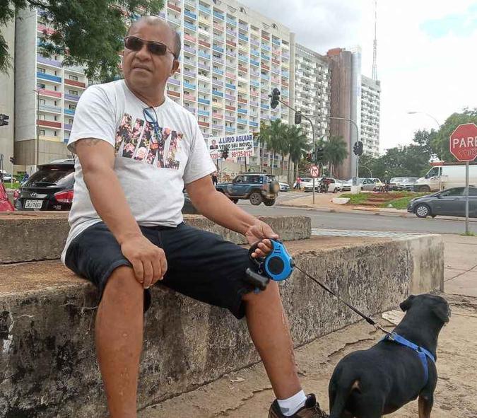 O aposentado Carlos Costa usa cartão para compras mais caras, mas planeja os gastos para conseguir pagar em dia(foto: Catarina Loiola/Esp. CB/D.A Press) O aposentado Carlos Costa usa cartão para compras mais caras, mas planeja os gastos para conseguir pagar em dia(foto: Catarina Loiola/Esp. CB/D.A Press)