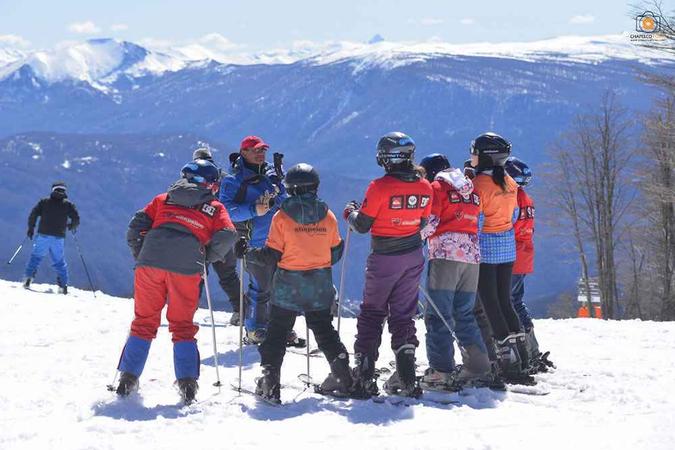 No Cerro Chapelco, escola para aprendizes de todas as idades a quase 2 mil metros acima do nível do mar (foto: Chapelco/CB/D.A Press) No Cerro Chapelco, escola para aprendizes de todas as idades a quase 2 mil metros acima do nível do mar (foto: Chapelco/CB/D.A Press)