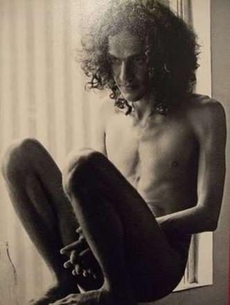 Caetano Veloso com jeito de faquir flagrado no quarto em que morava(foto: Arquivo Território Cultural) Caetano Veloso com jeito de faquir flagrado no quarto em que morava(foto: Arquivo Território Cultural)