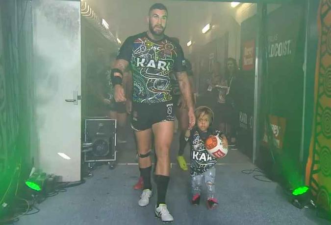 Quaden entra de mãos dadas com o capitão do time NRL, Joel Thompson(foto: NRL/Quaden) Quaden entra de mãos dadas com o capitão do time NRL, Joel Thompson(foto: NRL/Quaden)