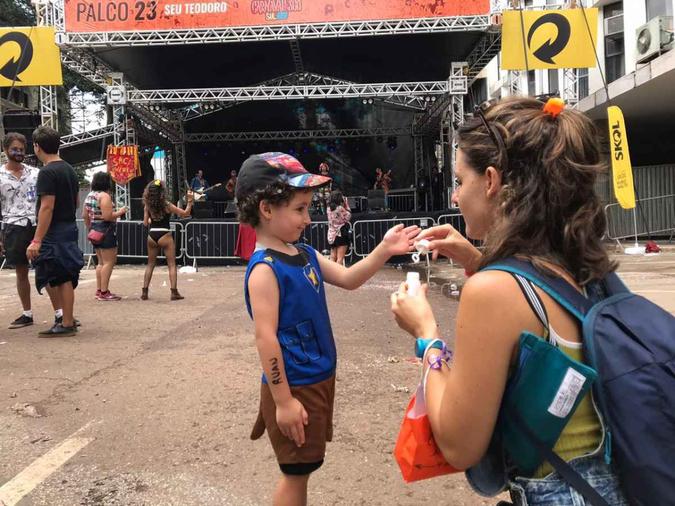 Ruan Seabra, de 4 anos, vestiu-se de patrulha canina, e aproveitou para brincar de bolinha de sabão e pique-esconde com a mãe Camila Seabra(foto: Bruna Lima/CB.D.A/Press) Ruan Seabra, de 4 anos, vestiu-se de patrulha canina, e aproveitou para brincar de bolinha de sabão e pique-esconde com a mãe Camila Seabra(foto: Bruna Lima/CB.D.A/Press)