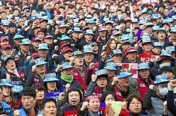 Multidão desfila pelas ruas centrais da capital para exigir que a presidente deixe o poder: taxa de aprovação caiu para 5% nas pesquisas(foto: Jung Yeon-Je And Jung/AFP) Multidão desfila pelas ruas centrais da capital para exigir que a presidente deixe o poder: taxa de aprovação caiu para 5% nas pesquisas(foto: Jung Yeon-Je And Jung/AFP)