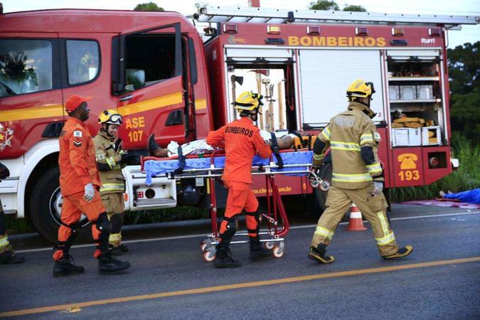 O carro das vítimas bateu num poste e capotou ao cair da ribanceira(foto: Corpo de Bombeiros/Divulgação) O carro das vítimas bateu num poste e capotou ao cair da ribanceira(foto: Corpo de Bombeiros/Divulgação)