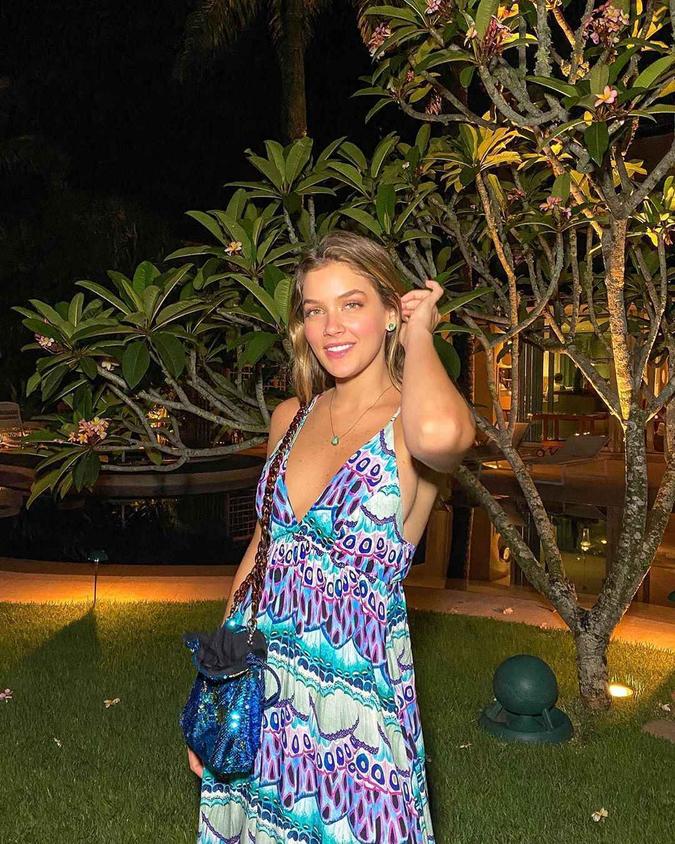 O vestido da Cia.Marítima, marca conhecida pelo beachwear, foi utilizado em uma comemoração noturna pela influenciadora Ma Tranchesi. Assim como a peça, as saídas de banho abertas ou fechadas podem funcionar para várias ocasiões. (foto: Divulgação/Instagram) O vestido da Cia.Marítima, marca conhecida pelo beachwear, foi utilizado em uma comemoração noturna pela influenciadora Ma Tranchesi. Assim como a peça, as saídas de banho abertas ou fechadas podem funcionar para várias ocasiões. (foto: Divulgação/Instagram)